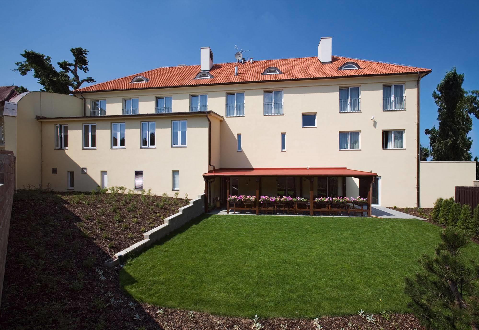 Dolce Villa Prague Ngoại thất bức ảnh